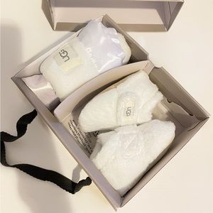 UGG Baby Bootie & Blanket set